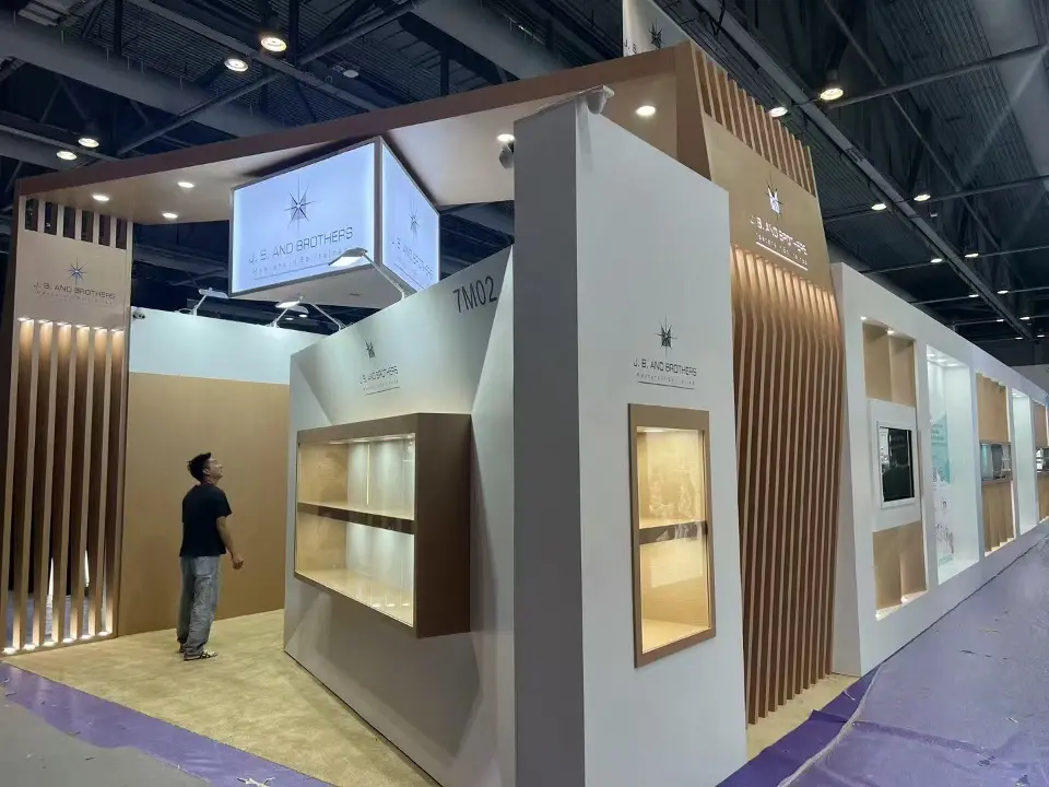 Corner view of wood-look slat columns, booth 7M02 marking and recessed display niches