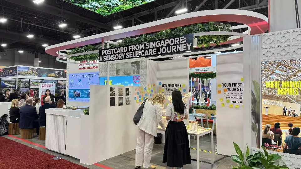 Postcard from Singapore corner with pergola, white panels and visitors