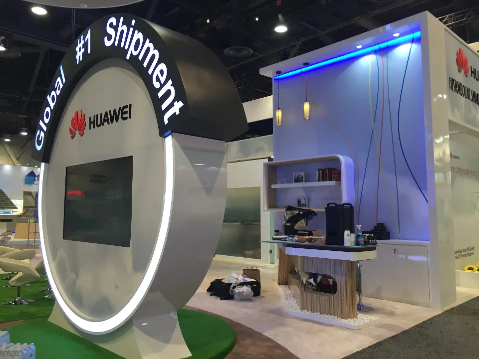 Close side view of the curved arch wrapping a white screen column