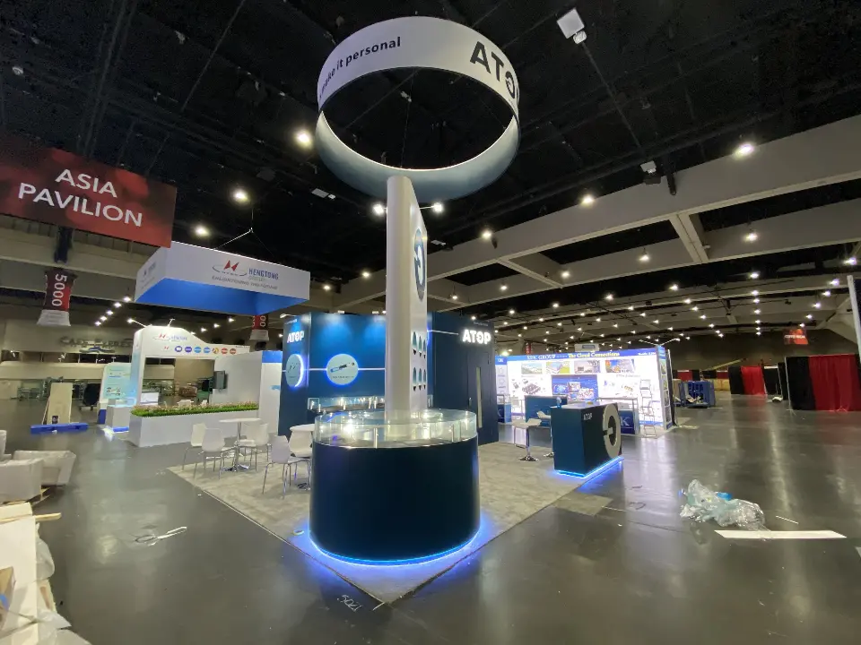 Spire and showcase seen from the side with the logo column behind