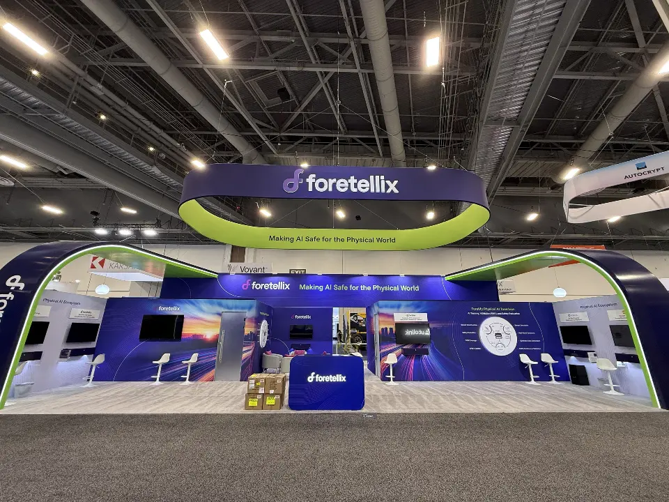 Wide symmetrical front view of the island booth and lime-green ring