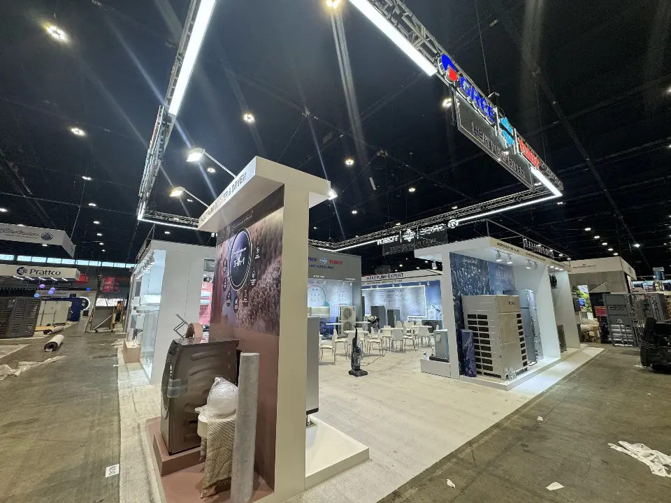 Aisle view of the washer pillar, R32 product room and white chairs