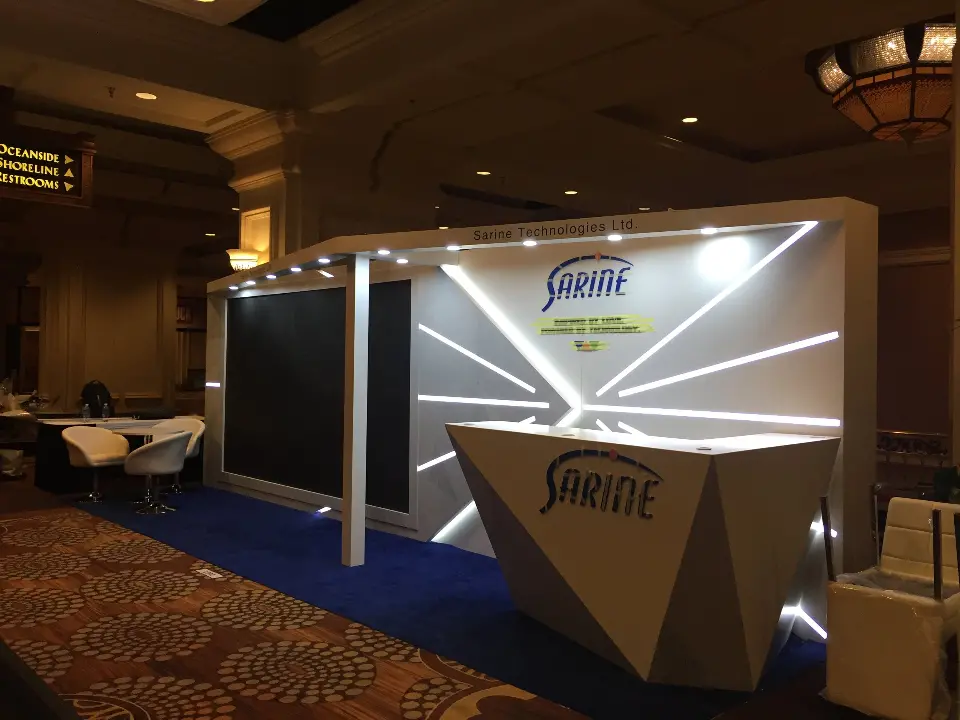 Faceted white SARINE counter in front of a back wall with radiating light strips