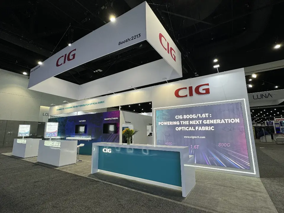 CIG teal reception counter in front of the 800G and 1.6T graphic wall