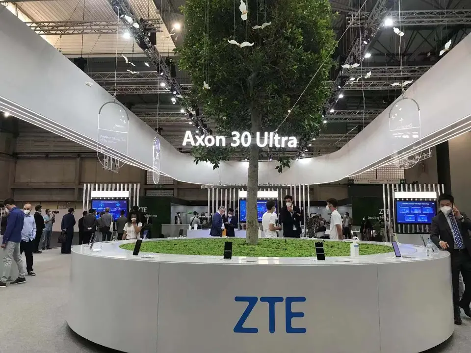 Close view of round ZTE counter with lawn top and Axon 30 Ultra sign