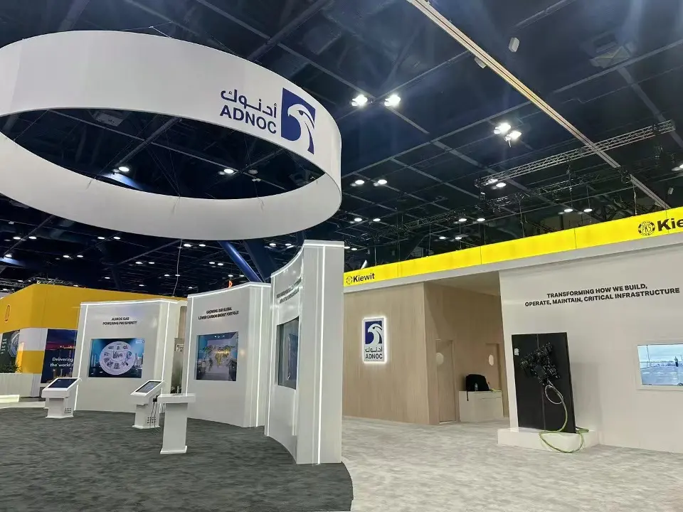 Side view of the booth with ring sign, display walls and wood-look panels