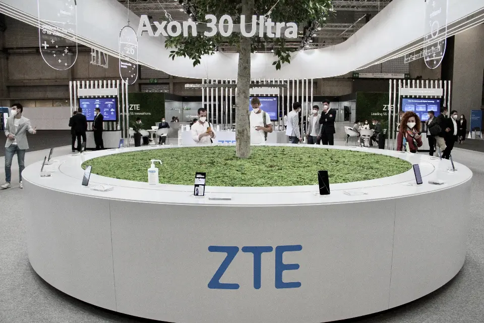 Round planter counter with grass top, a tree and Axon 30 Ultra signage