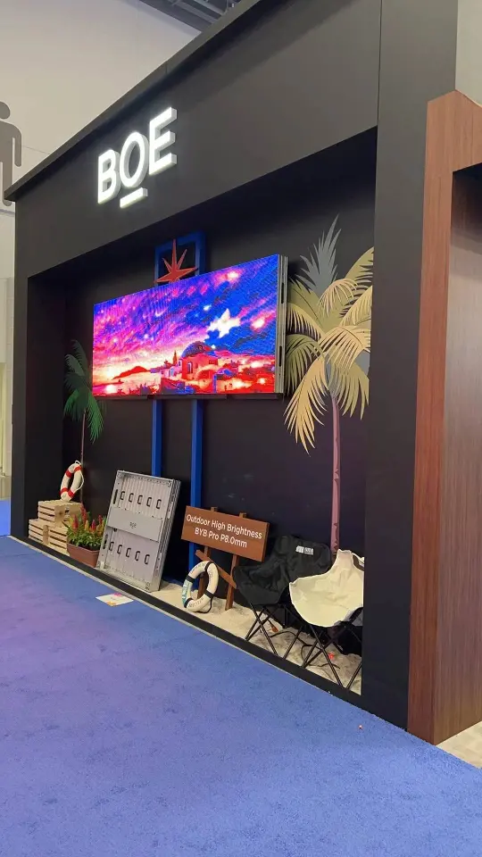 Portrait view of the palm-tree screen wall over blue carpet