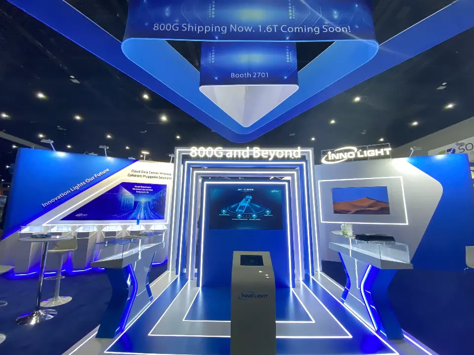 Lit 800G and Beyond portal with a kiosk at the centre of the InnoLight booth