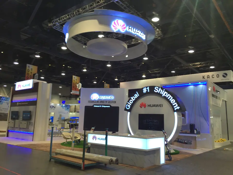 Angled view of the arch band and screens with the Huawei ring glowing above
