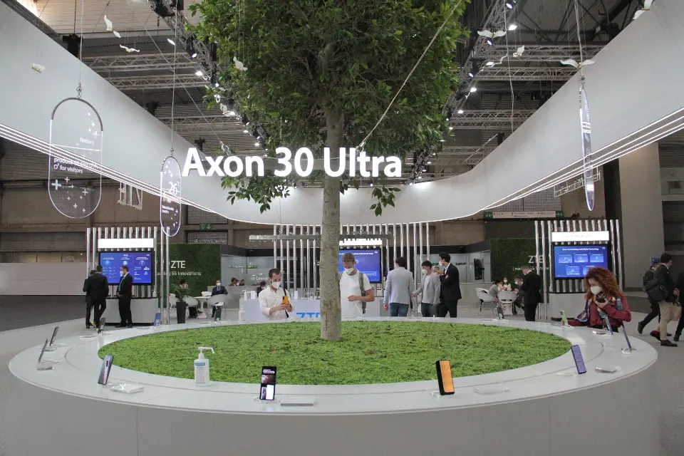 Phones displayed around the circular lawn counter with Axon 30 Ultra signage