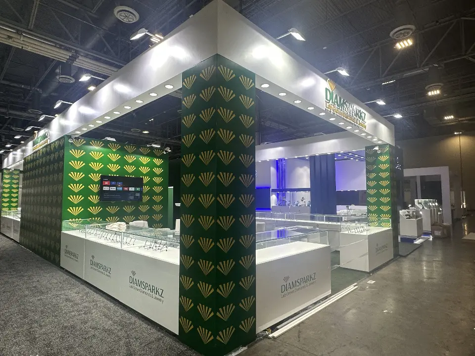 Opposite corner with a wall screen inside the patterned green wall