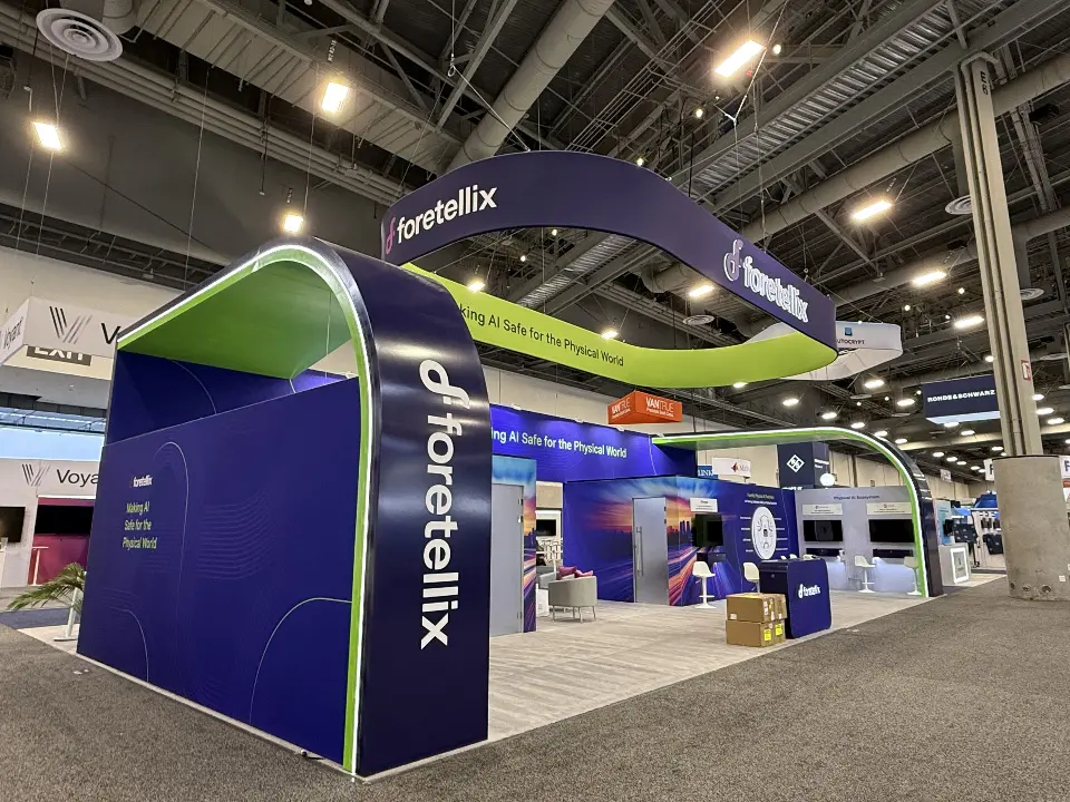 Rear corner arch with lime-green top and the vertical Foretellix logo