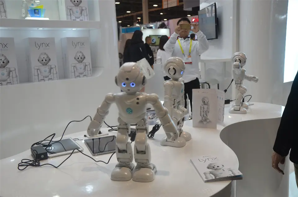 Small humanoid robots on a curved white UBTECH display counter