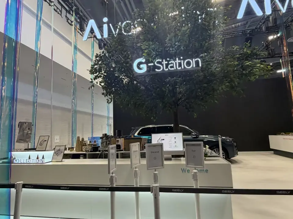 Geely G-Station area with a tree centrepiece, display counter and dark SUV behind