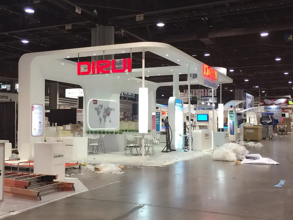 During build-up: wide view of the DIRUI arch with red letters and white counters