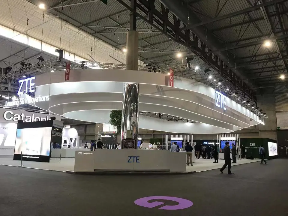 Booth corner with canopy rings, mirrored column and floor projection logo