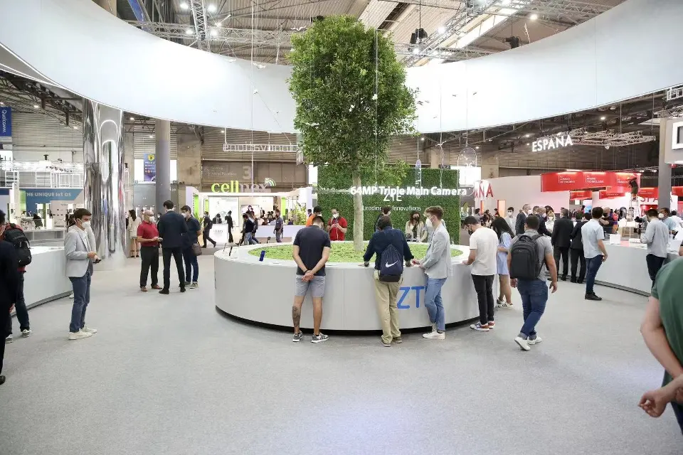Wide view of the circular counter with a tree in its center and visitors