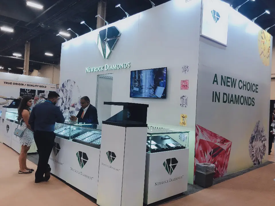 Side wall reading A new choice in diamonds with a video screen and buyers at the cases