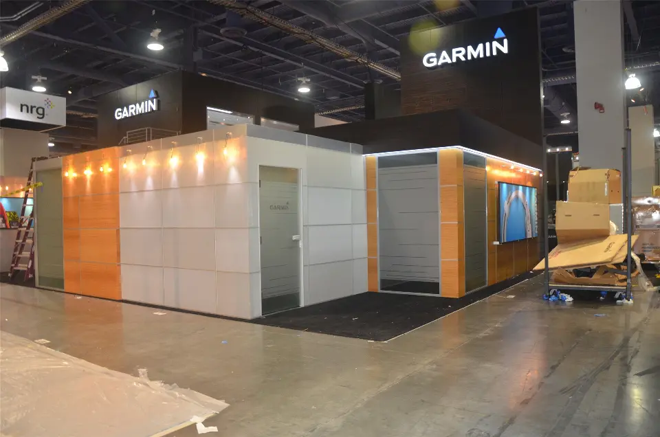 During installation: Garmin room walls with spotlights, doors and crates nearby