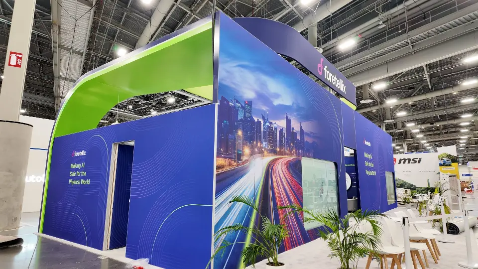 Mural corner with green arch top in a nearly empty hall