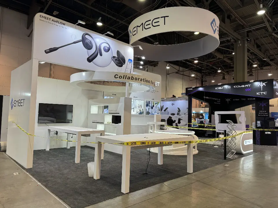 Angle across the white tables and wall screen under the EMEET ring
