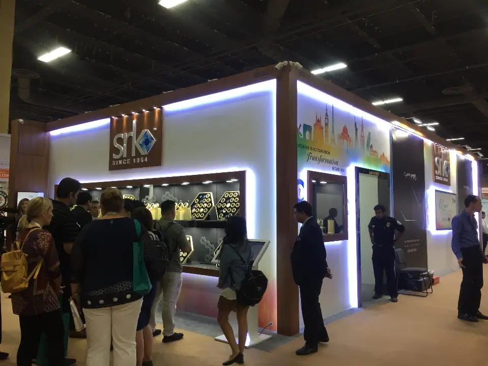 Front corner with visitors and kiosk stand during show hours