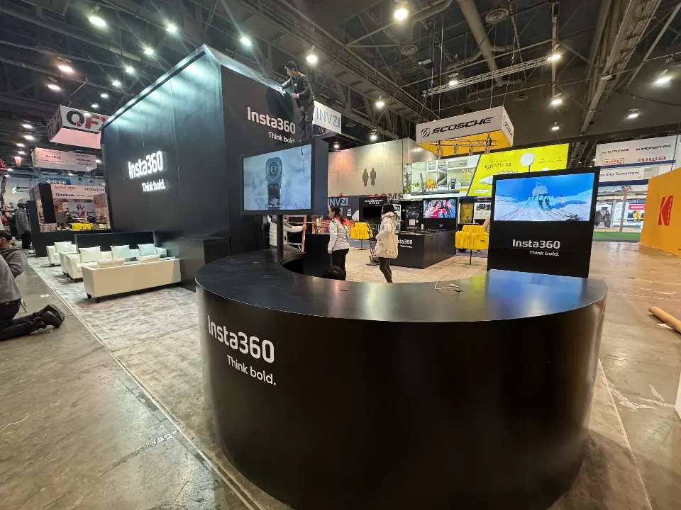 Curved black counter with a monitor at the booth corner