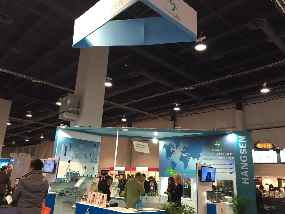 Finished HANGSEN booth with world-map wall, hanging sign and teal column