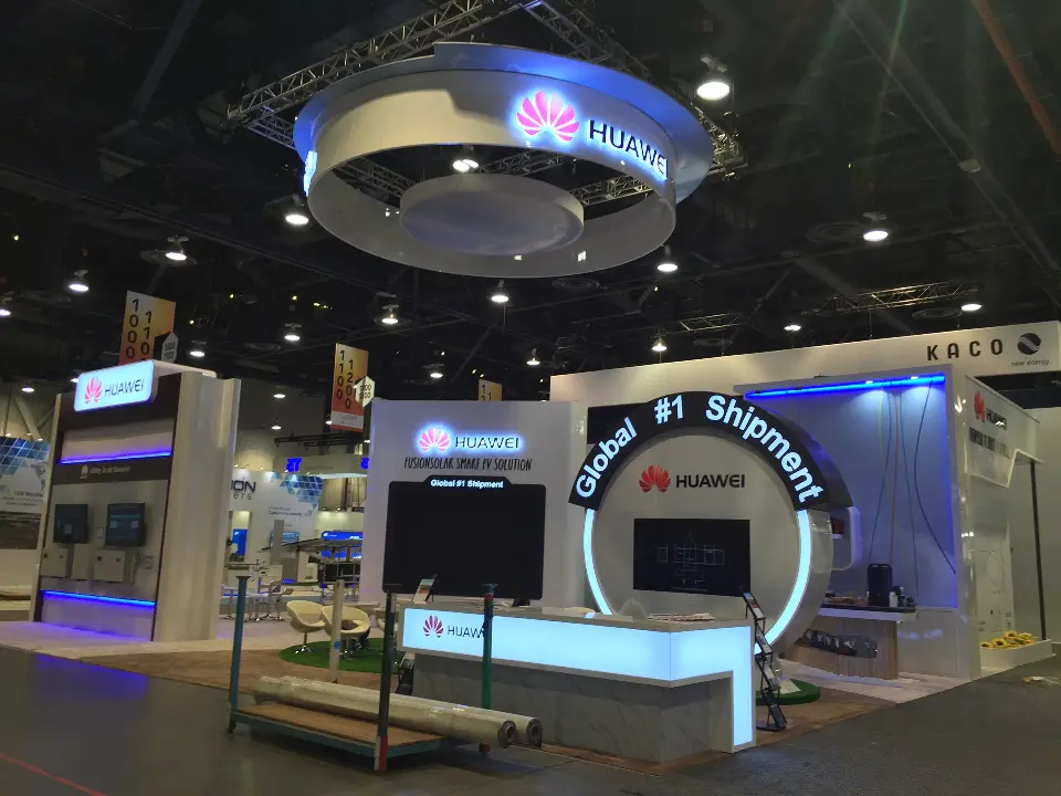 Wide frontal shot showing the ring, white walls, two screens and the lit counter