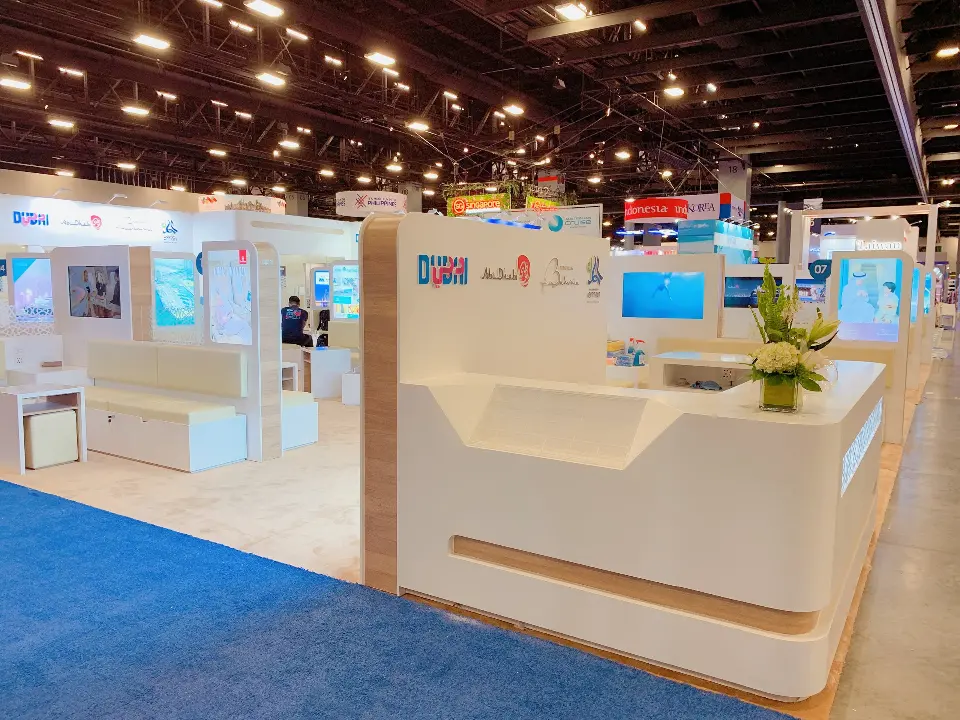 Counter and bench pods seen from the side of the booth