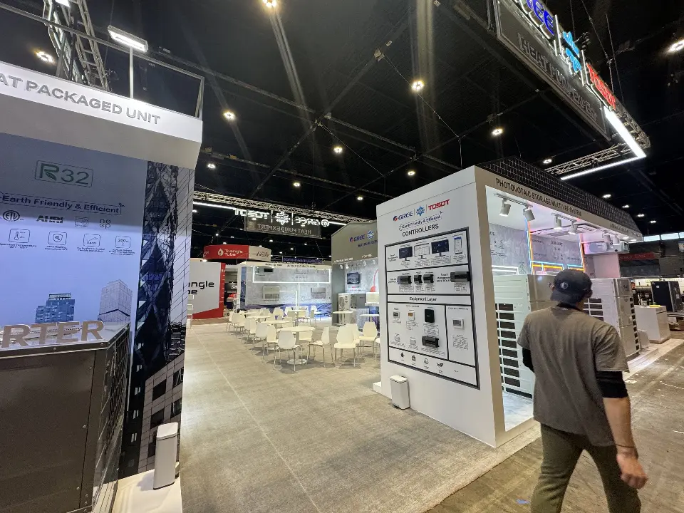 Ultra heat packaged unit display with white control panels on the side wall