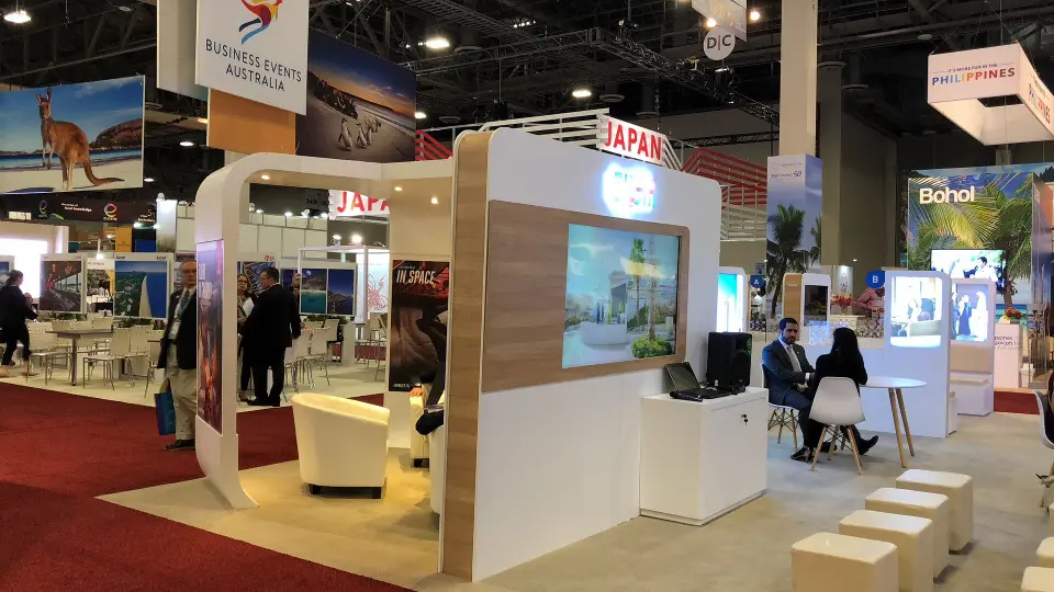 Side view with visitors seated near the wood-look booth edge