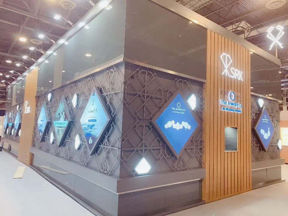 Long side wall with lattice pattern, backlit diamond graphics and a slat pillar