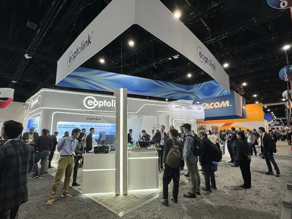 Front view of the open booth with the eoptolink header and white columns