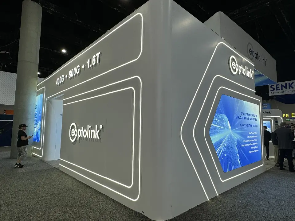 Grey corner wall with white light-line frames, eoptolink logo and 800G 1.6T sign