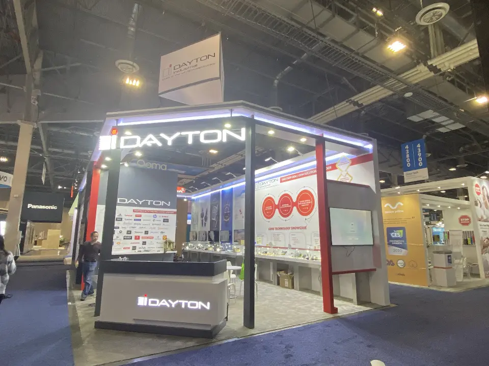 Corner view under the light-edged roof frame showing showcases and the logo counter