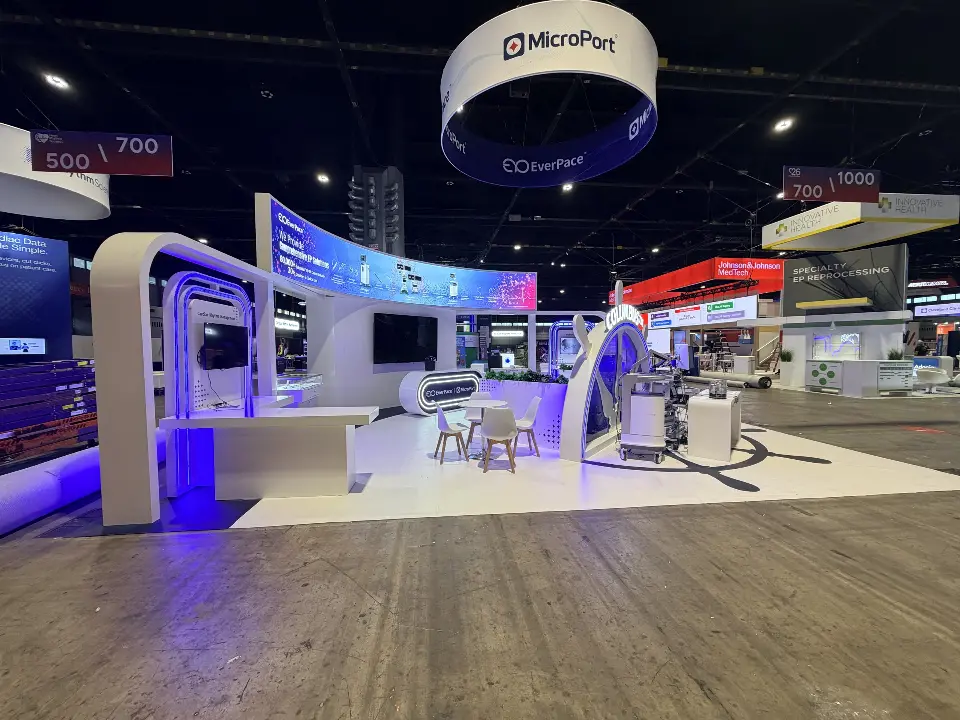 Side view of the curved overhead banner, arch kiosks and open demo floor