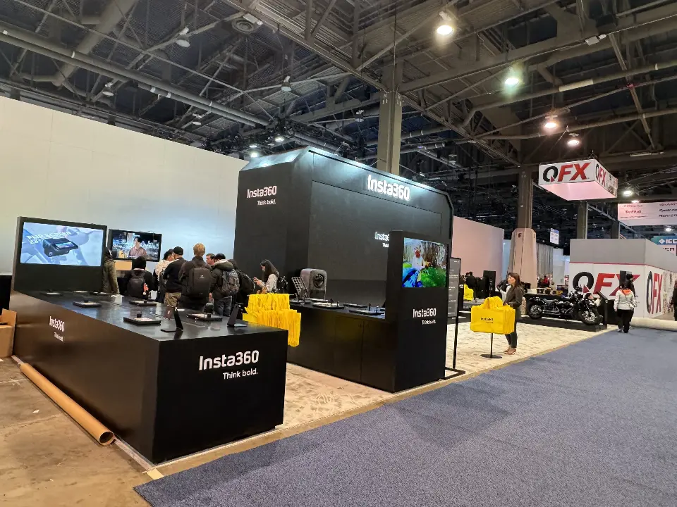 Black demo counters with the Insta360 logo, monitors and camera displays