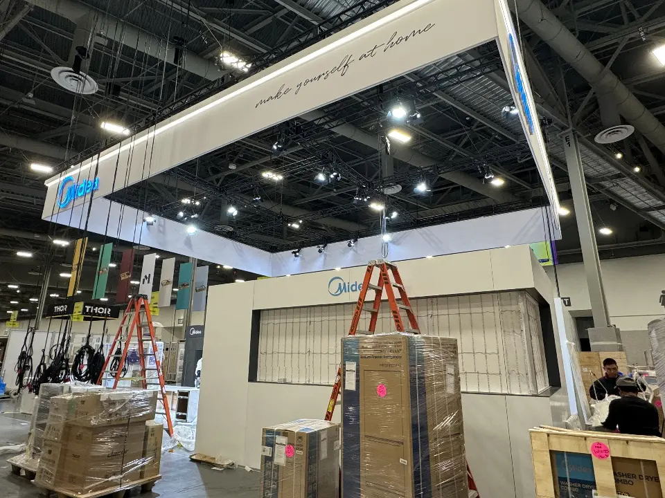 During installation: wall section with a black display opening and ladders in front