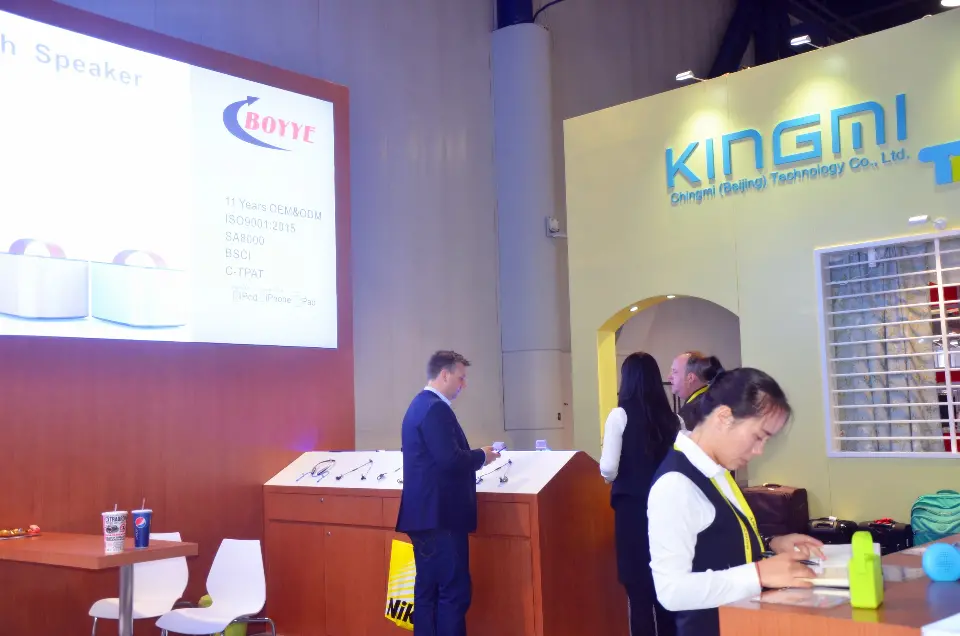 Visitor at a product stand in front of the speaker lightbox