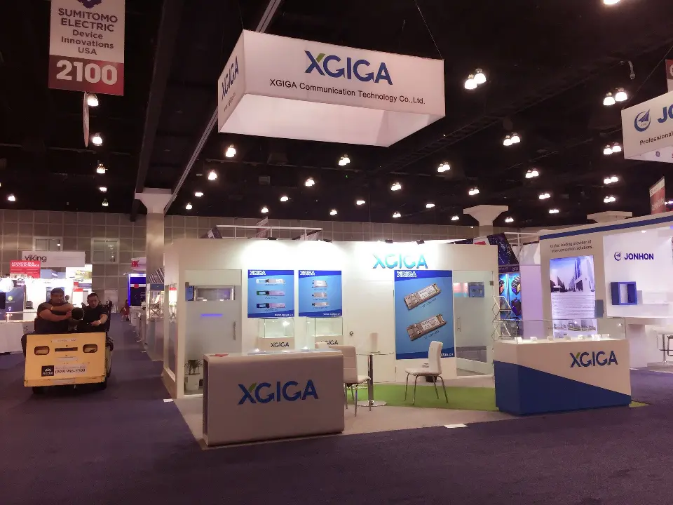 Open front with product posters, glass showcases and two XGIGA counters