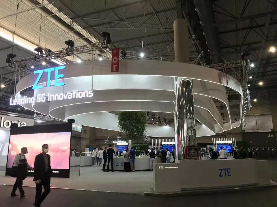 Leading 5G Innovations lettering on the canopy above a large screen