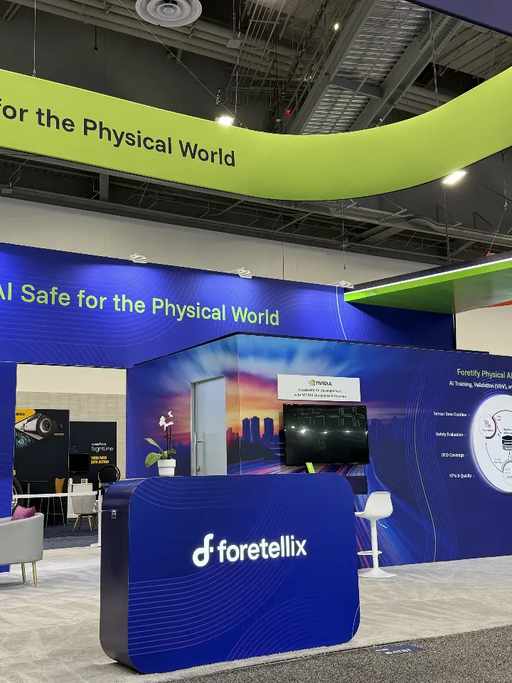 Welcome counter seen from the left under the green ring and tagline