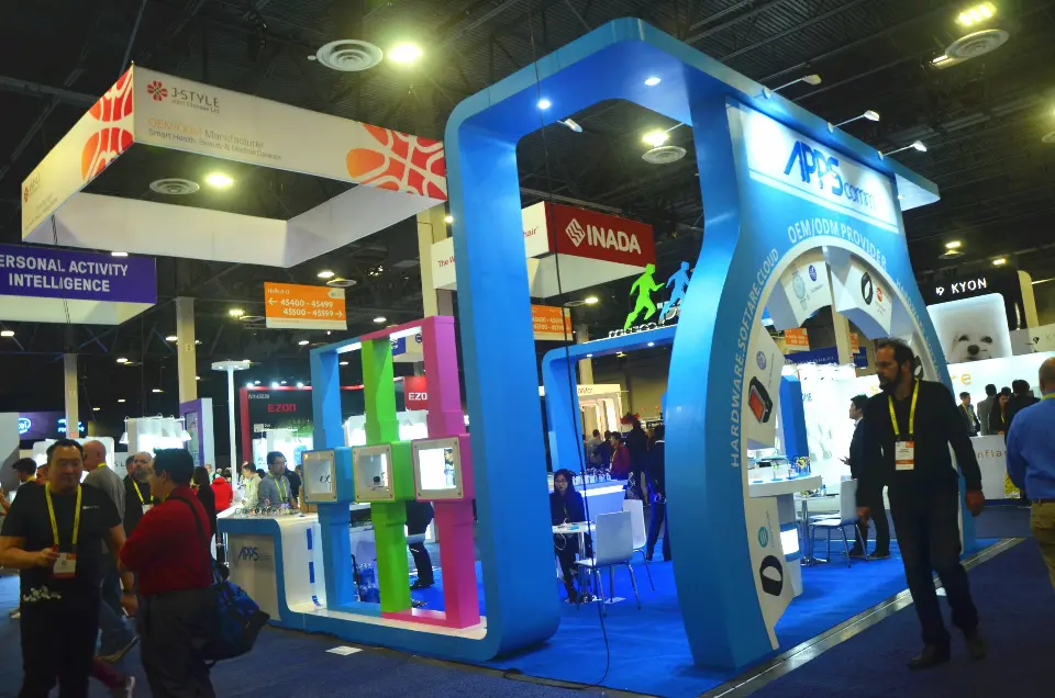 Side arch with an open frame and visitors passing on blue carpet