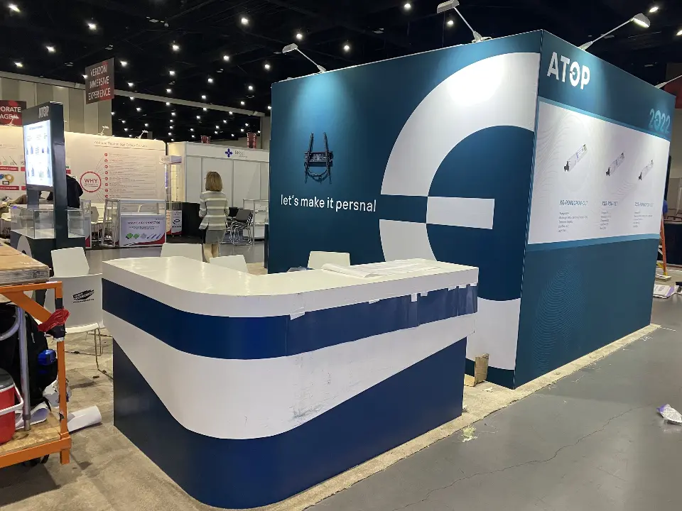 Side view of the curved counter in front of the logo wall and product panels