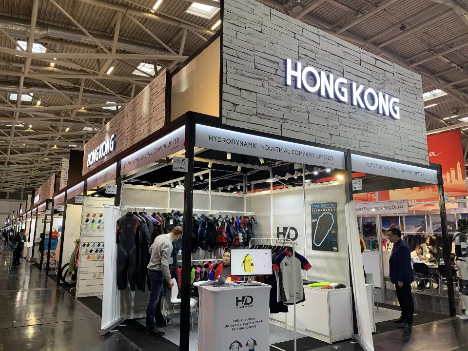 Exhibitor stand with sports balls, an info counter and a mannequin by the aisle