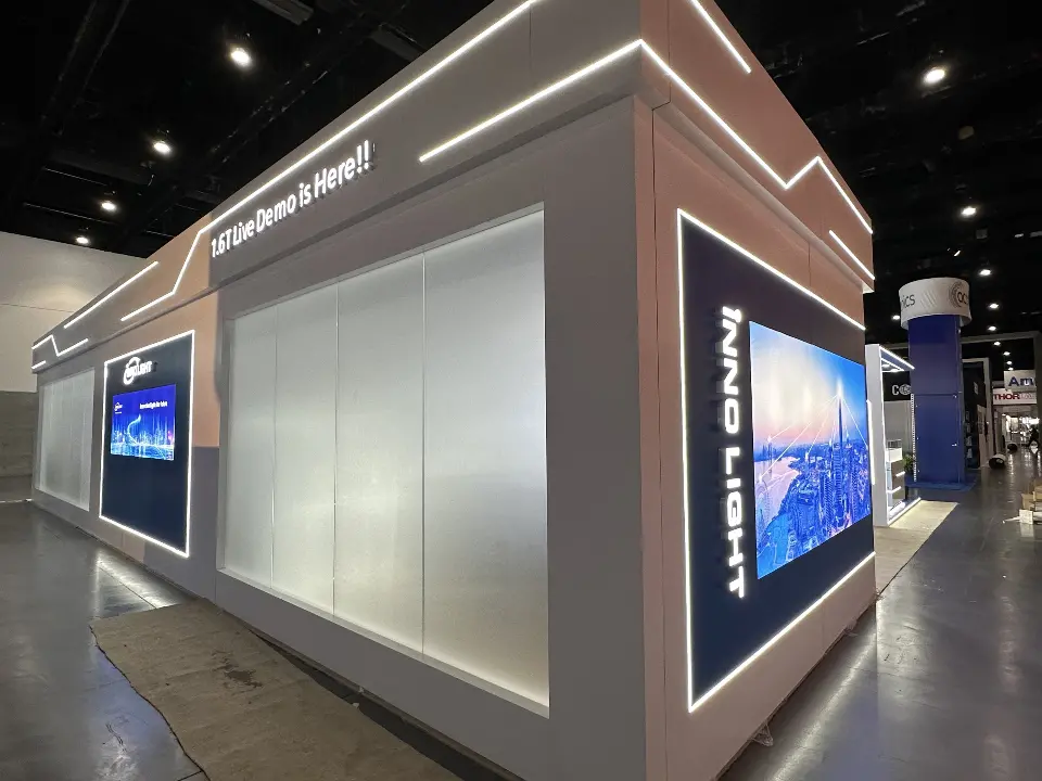 Corner view with tall city video screen and vertical INNO LIGHT lettering