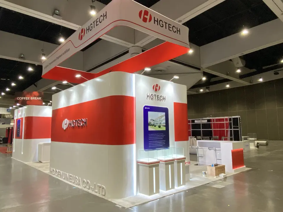 Side wall with a red band and a vertical screen set into it