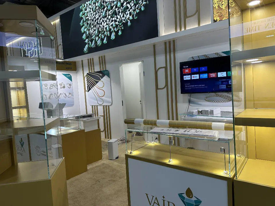 Bay interior with a large jewelry graphic, wall screen and glass showcase